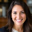Headshot of Julia Costa, host of the podcast 'Café com Insights'